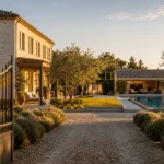Achat mas var : mas provençal rénové, piscine et jardin, vue portail fer forgé